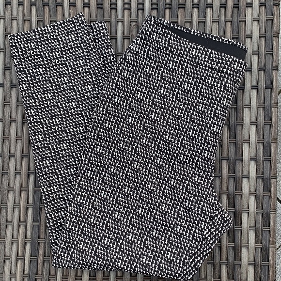 VINCE Camuto Rich Black/White Print Pull-On Ankle Pants - Picture 7 of 16